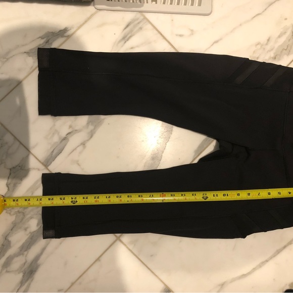 Lululemon Size 8 black crop leggings. EUC. - Picture 6 of 7